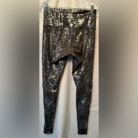 Lululemon Moment To Movement Tight 32” Size 8 Gray Foil Stirrup Legs Yoga - Picture 4 of 9